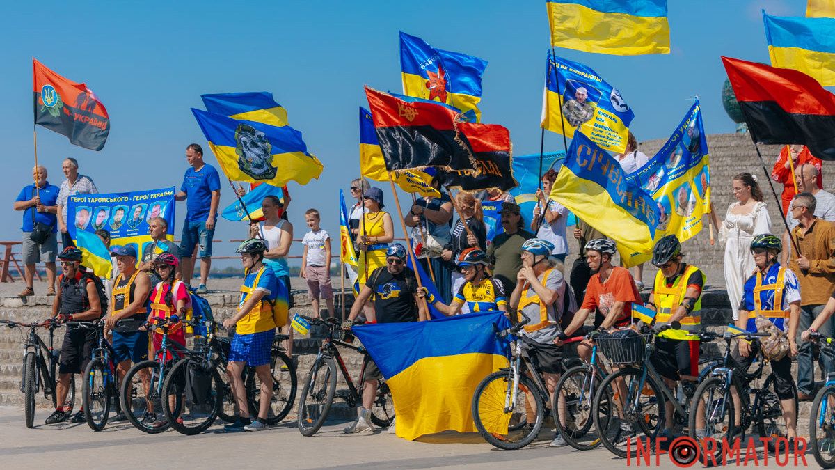 У Дніпрі до Дня прапора проходив автовелопробіг: як це було