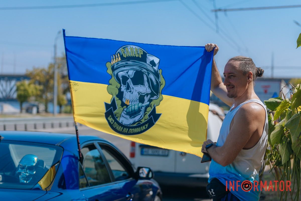 У Дніпрі до Дня прапора проходив автовелопробіг: як це було 2