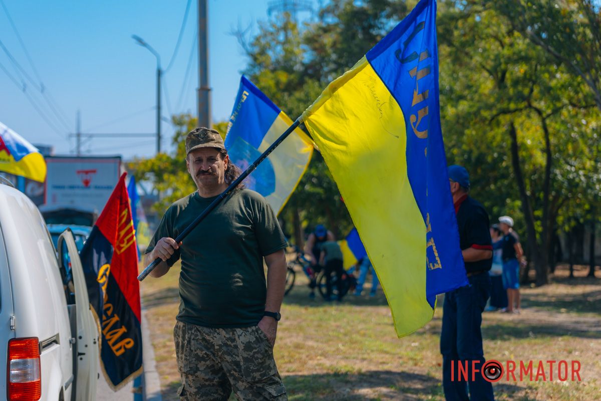 У Дніпрі до Дня прапора проходив автовелопробіг: як це було 1