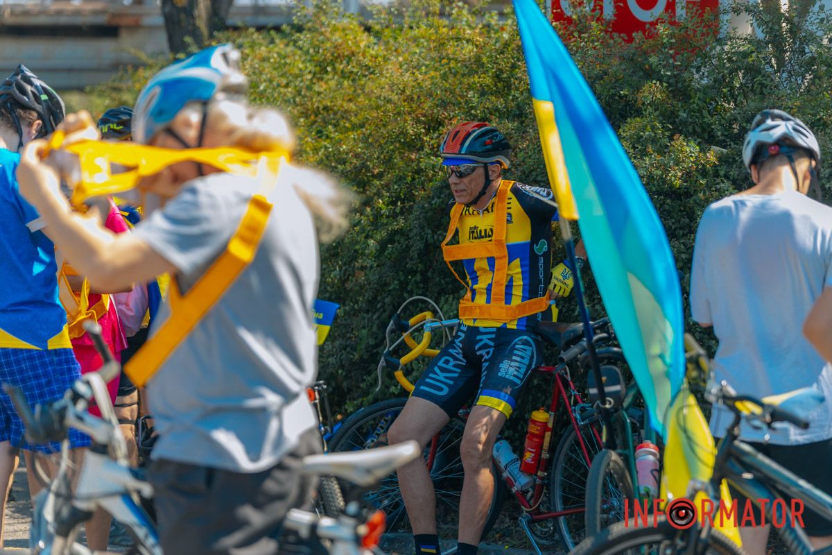 У Дніпрі до Дня прапора проходив автовелопробіг: як це було 3