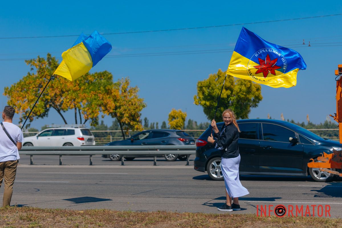 У Дніпрі до Дня прапора проходив автовелопробіг: як це було 4