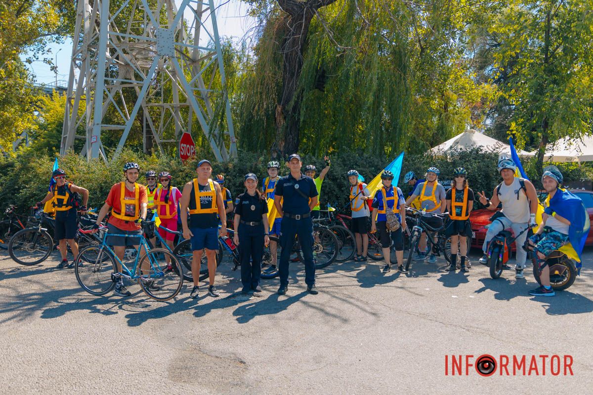 У Дніпрі до Дня прапора проходив автовелопробіг: як це було 5