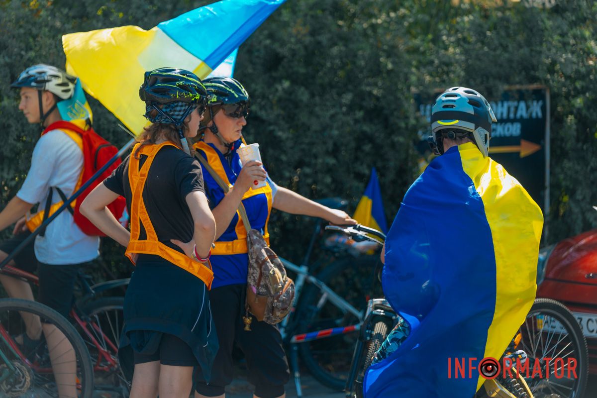 У Дніпрі до Дня прапора проходив автовелопробіг: як це було 9