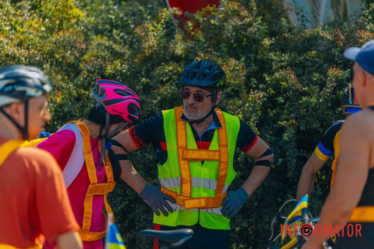 У Дніпрі до Дня прапора проходив автовелопробіг: як це було 10