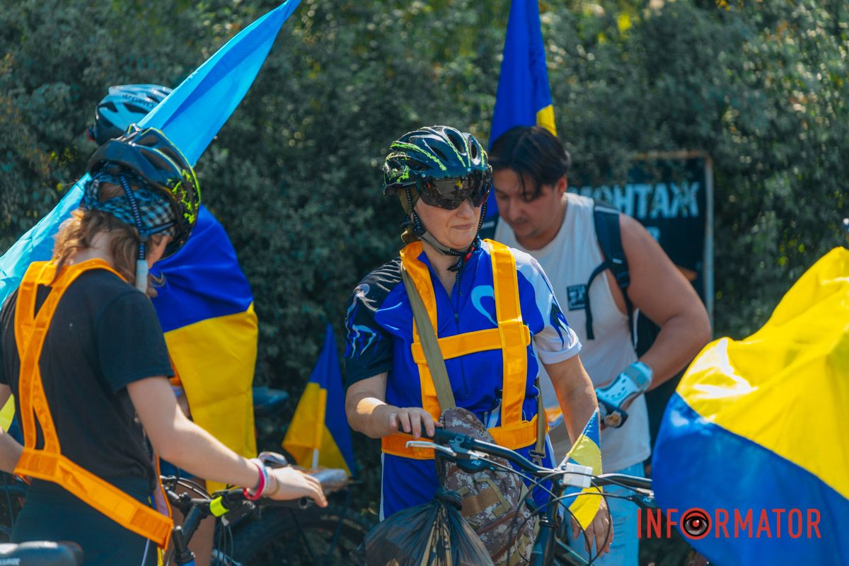 У Дніпрі до Дня прапора проходив автовелопробіг: як це було 8