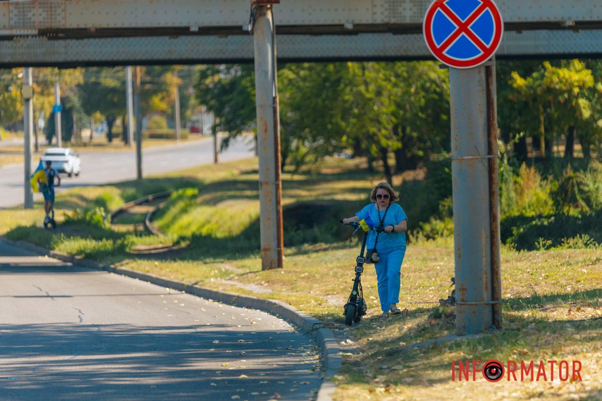 У Дніпрі до Дня прапора проходив автовелопробіг: як це було 12