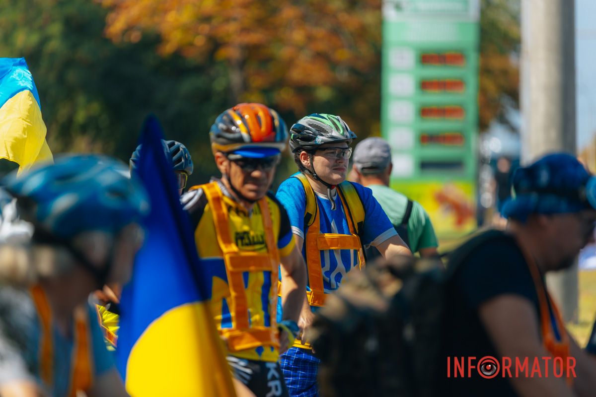 У Дніпрі до Дня прапора проходив автовелопробіг: як це було 11