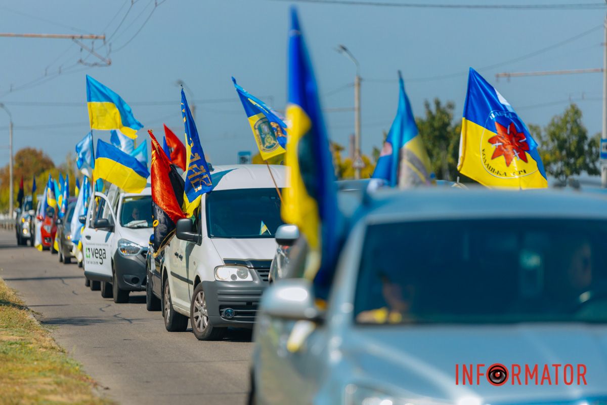 У Дніпрі до Дня прапора проходив автовелопробіг: як це було 14
