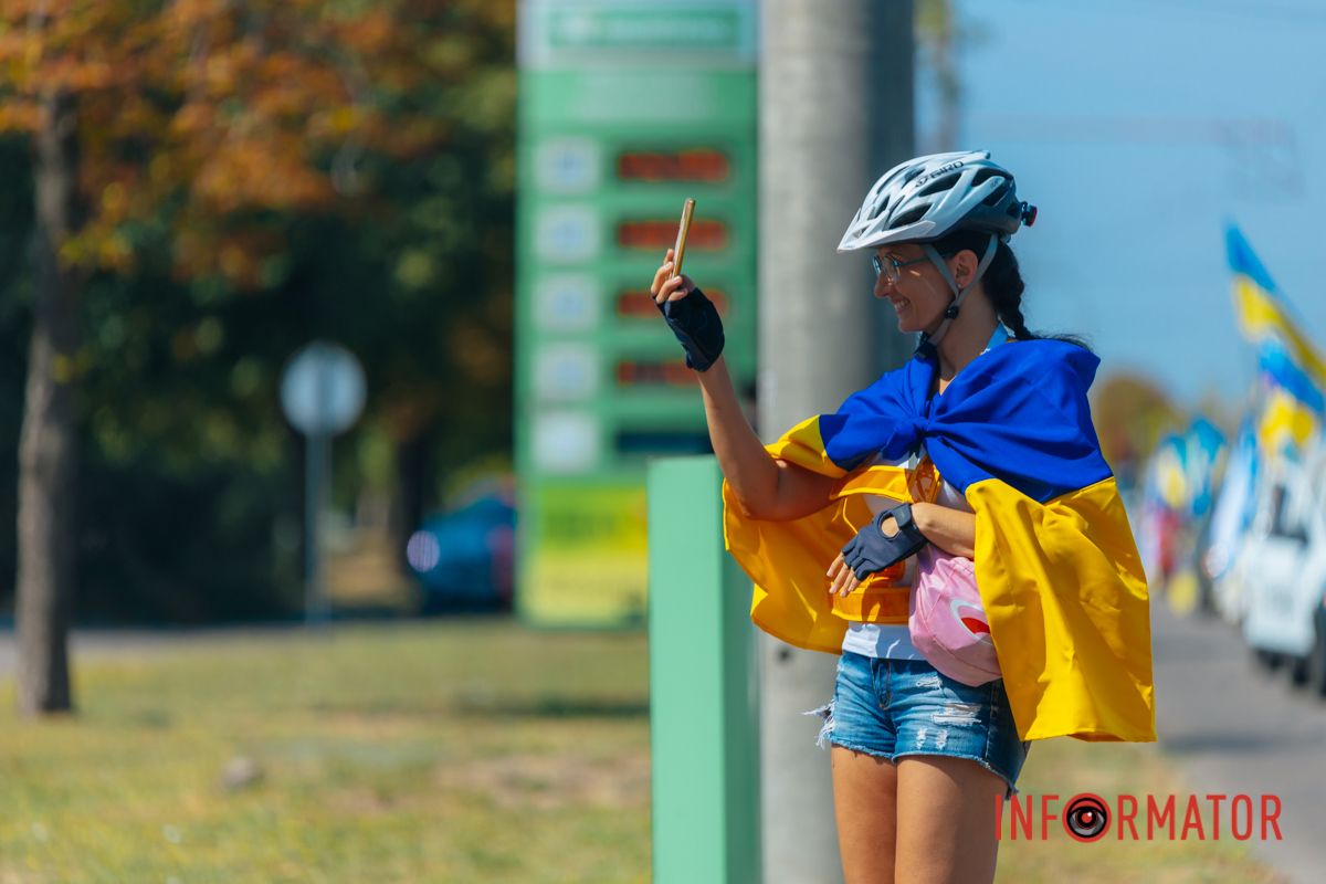 У Дніпрі до Дня прапора проходив автовелопробіг: як це було 17