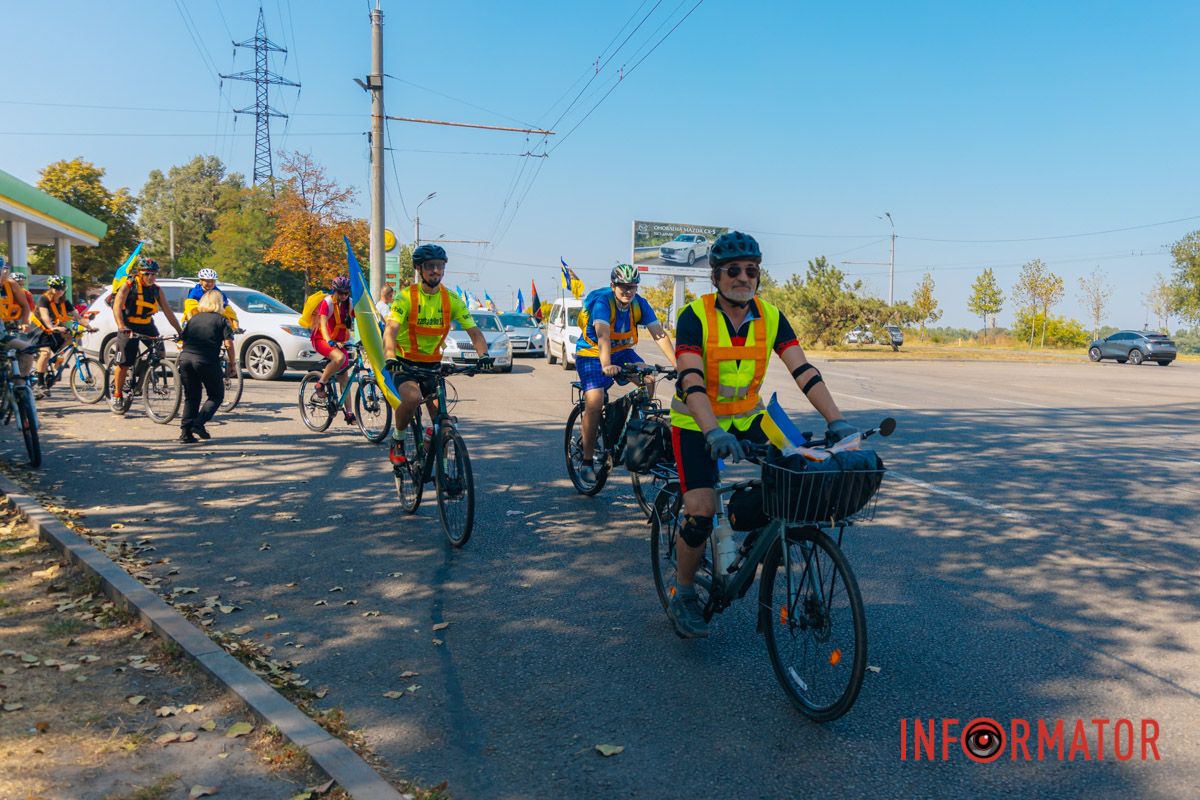 У Дніпрі до Дня прапора проходив автовелопробіг: як це було 20