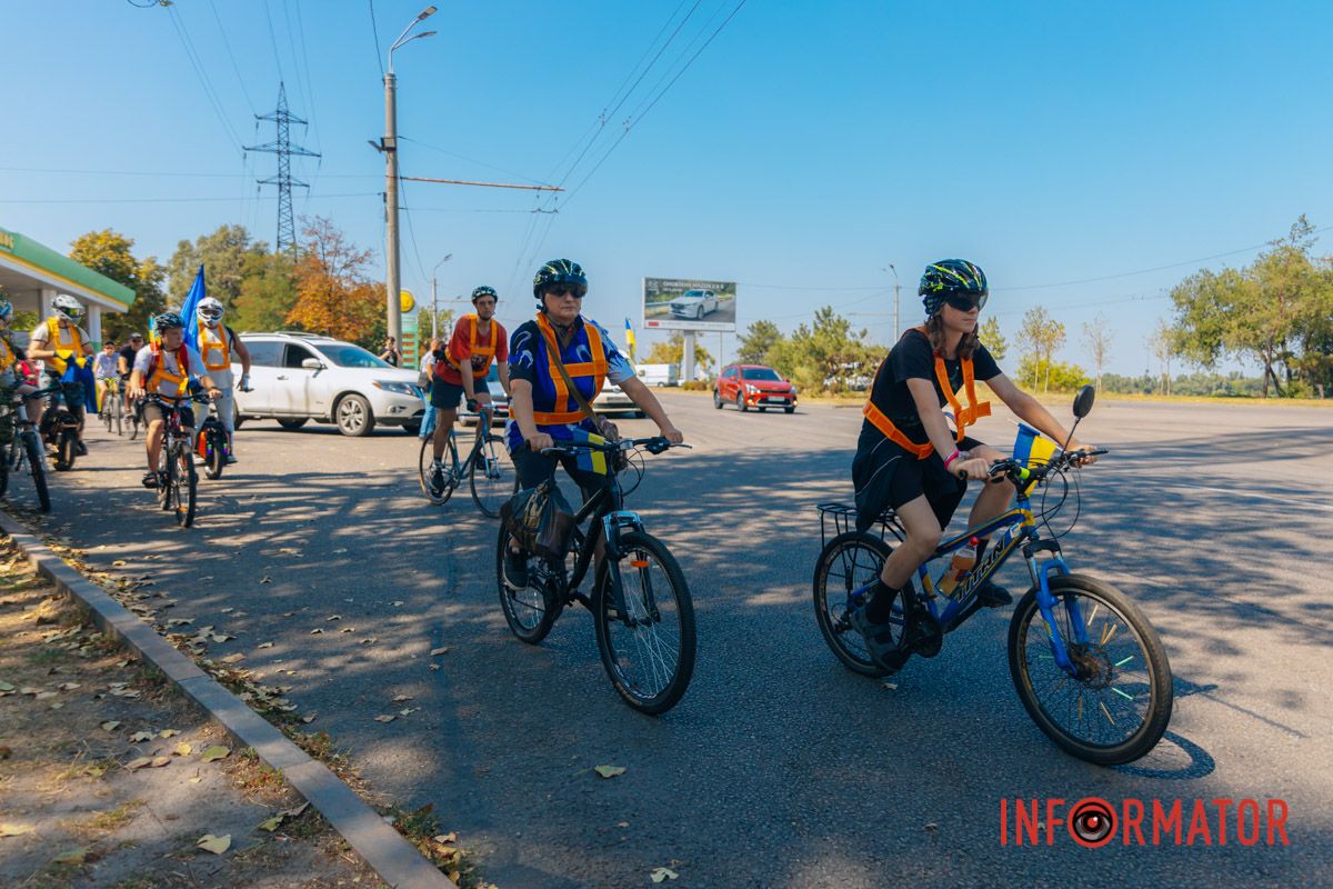 У Дніпрі до Дня прапора проходив автовелопробіг: як це було 21