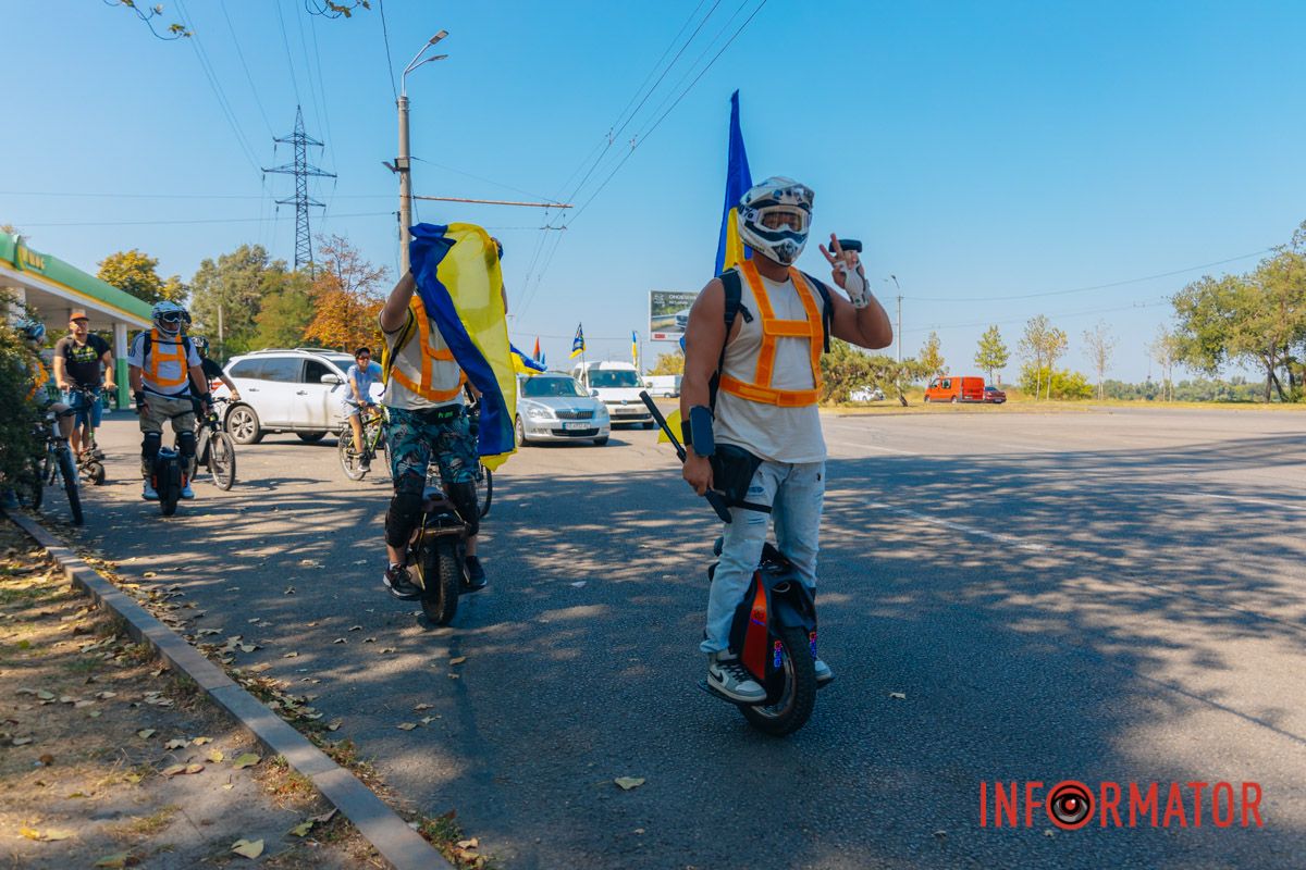 У Дніпрі до Дня прапора проходив автовелопробіг: як це було 22