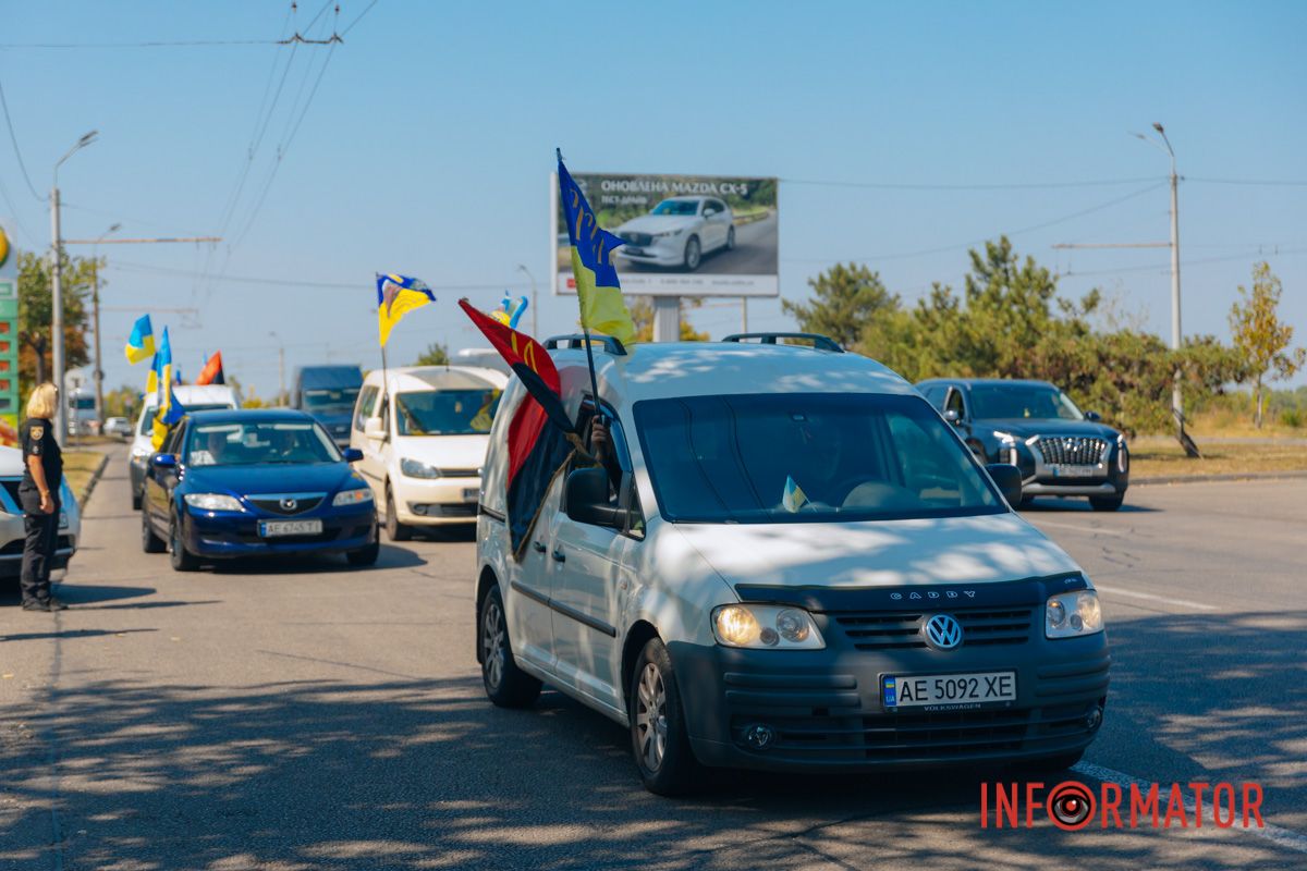 У Дніпрі до Дня прапора проходив автовелопробіг: як це було 24