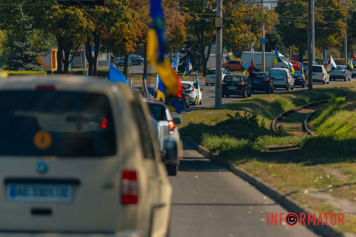 У Дніпрі до Дня прапора проходив автовелопробіг: як це було 23