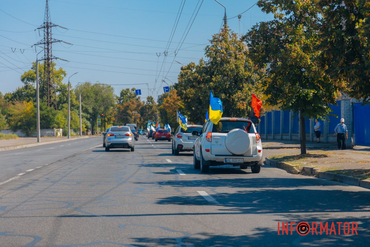 У Дніпрі до Дня прапора проходив автовелопробіг: як це було 27