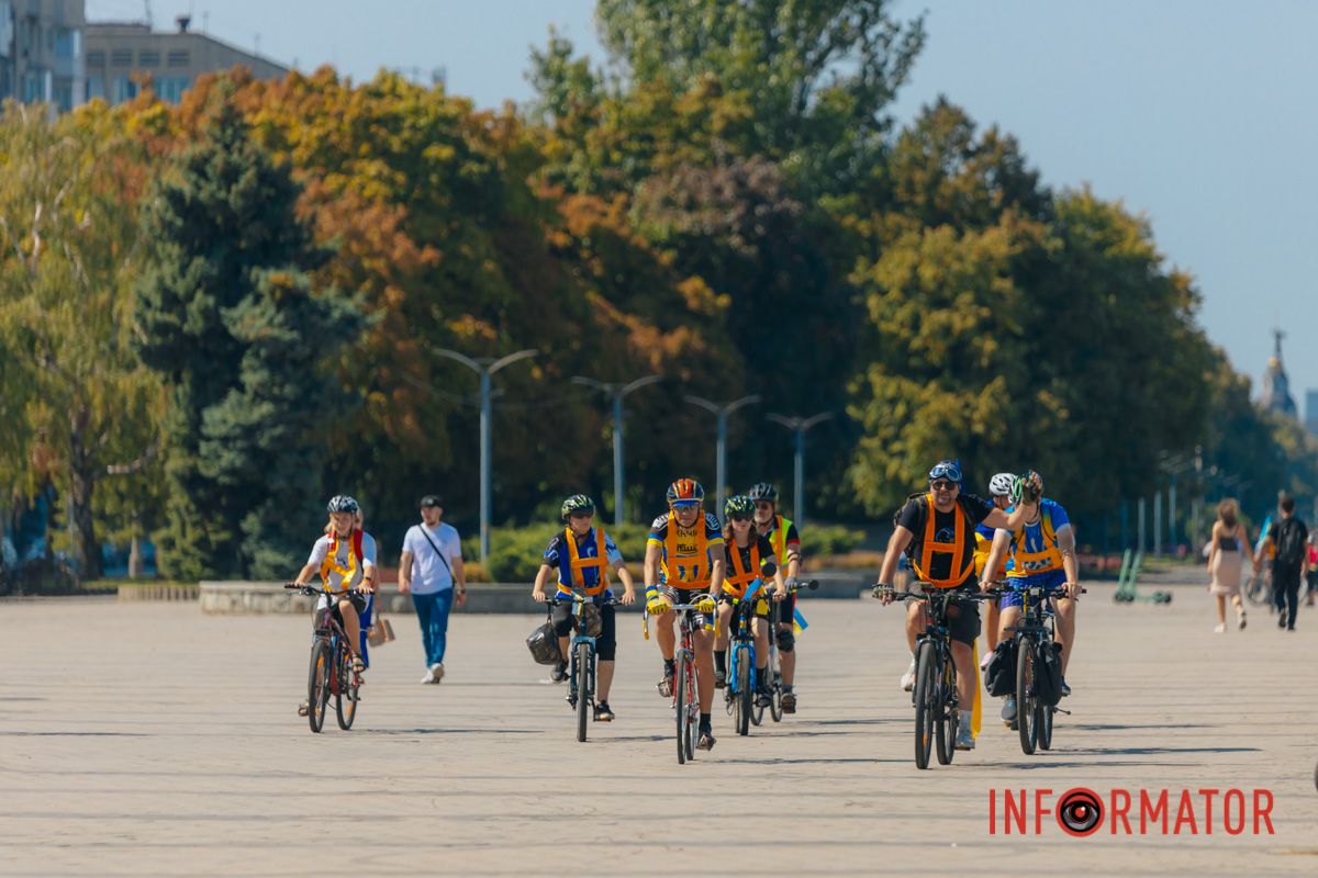 У Дніпрі до Дня прапора проходив автовелопробіг: як це було 28