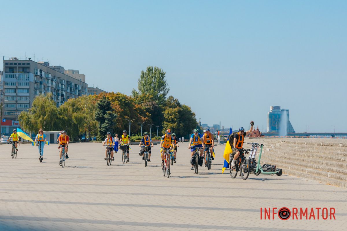 У Дніпрі до Дня прапора проходив автовелопробіг: як це було 29