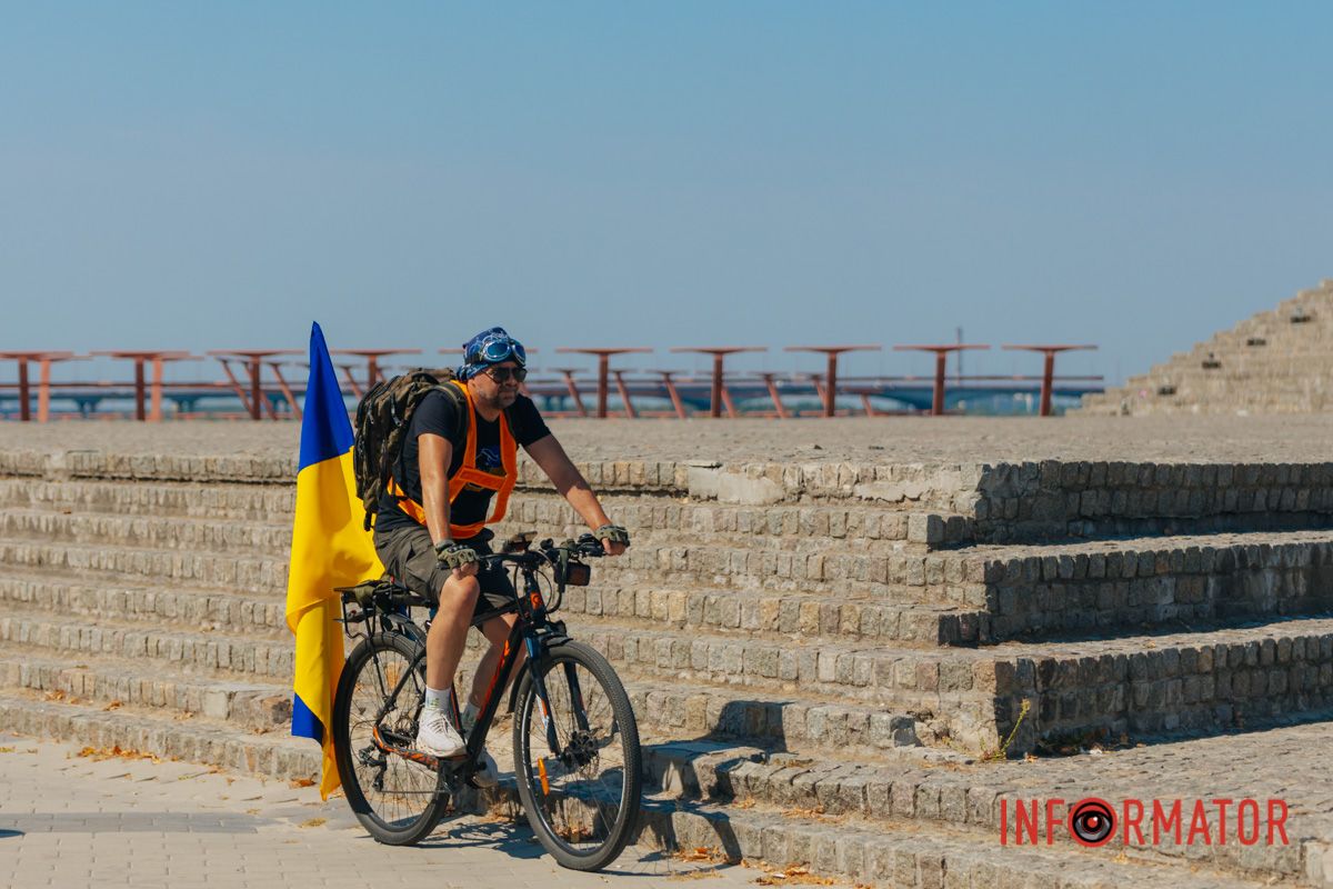 У Дніпрі до Дня прапора проходив автовелопробіг: як це було 32