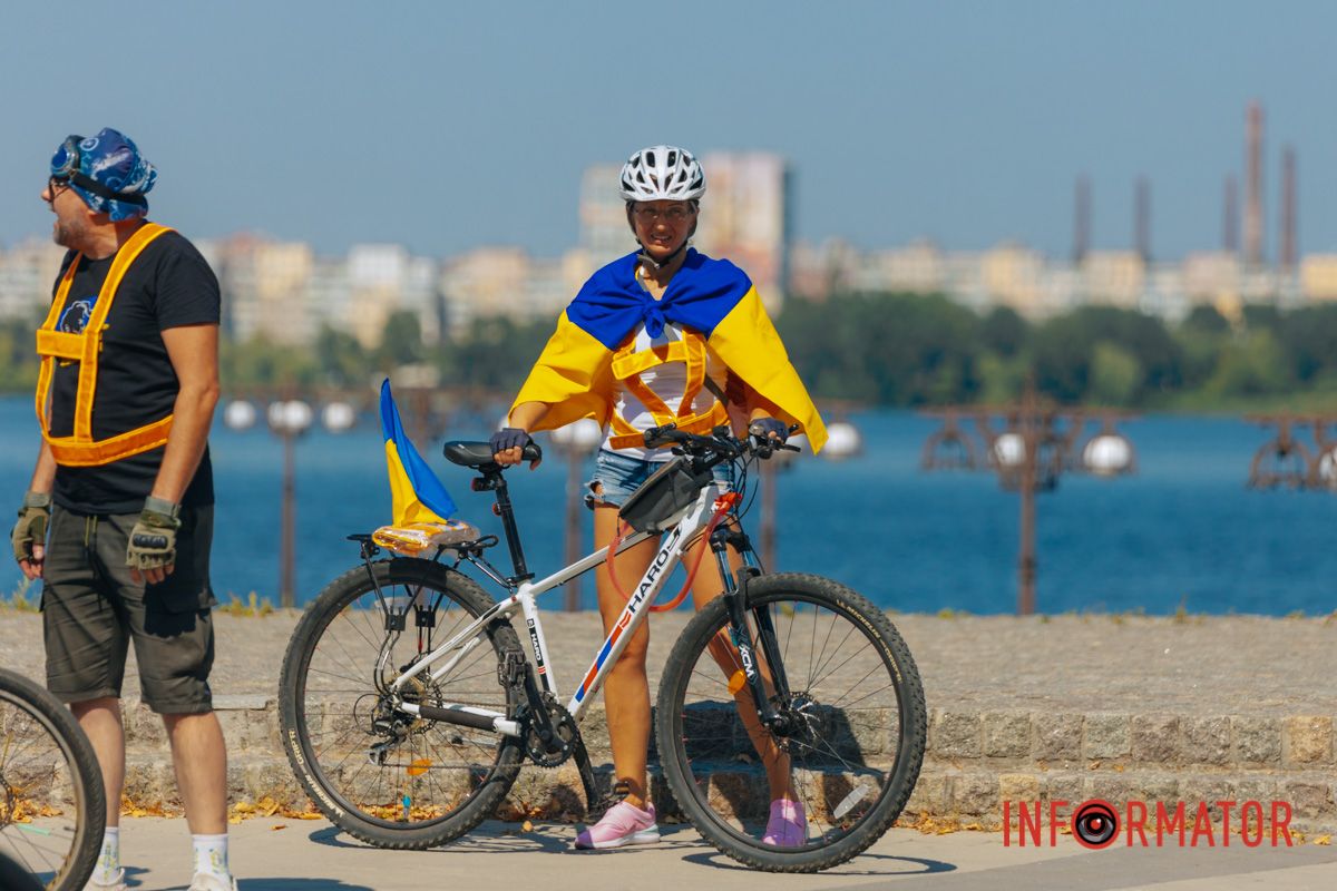 У Дніпрі до Дня прапора проходив автовелопробіг: як це було 33