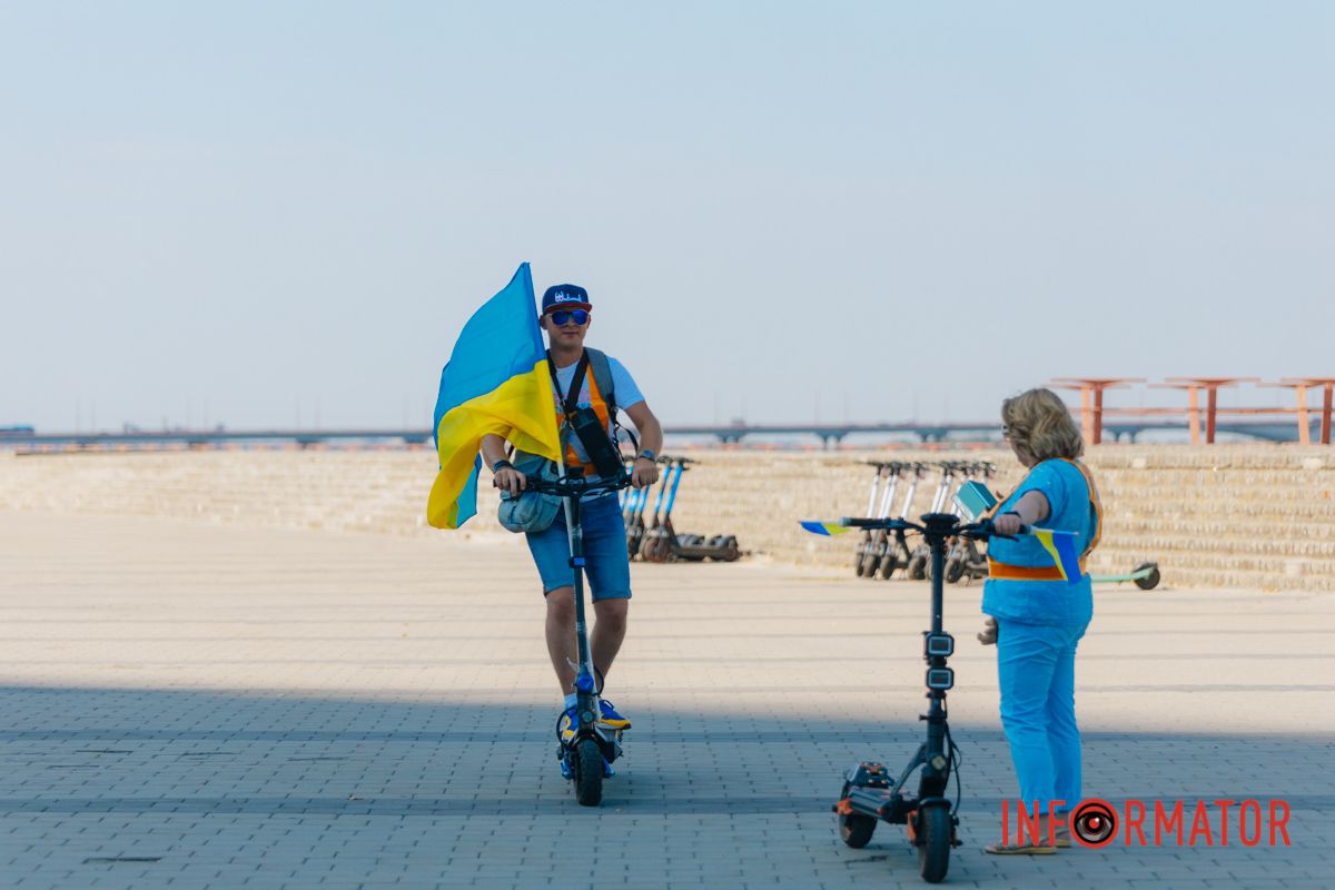 У Дніпрі до Дня прапора проходив автовелопробіг: як це було 30