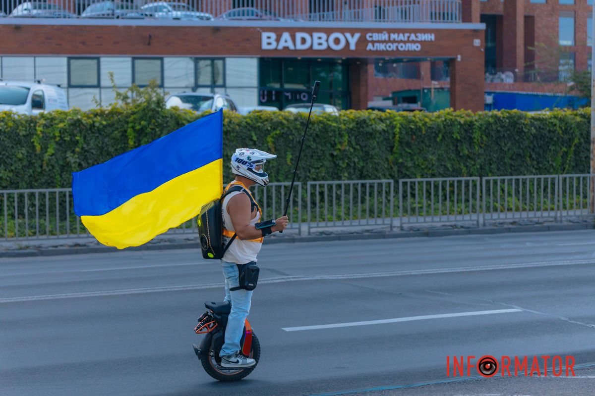 У Дніпрі до Дня прапора проходив автовелопробіг: як це було 34