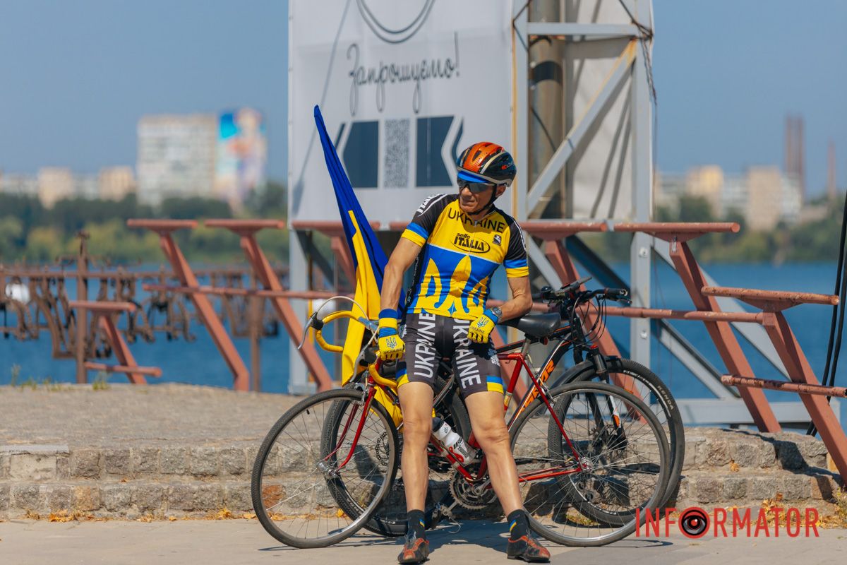 У Дніпрі до Дня прапора проходив автовелопробіг: як це було 35