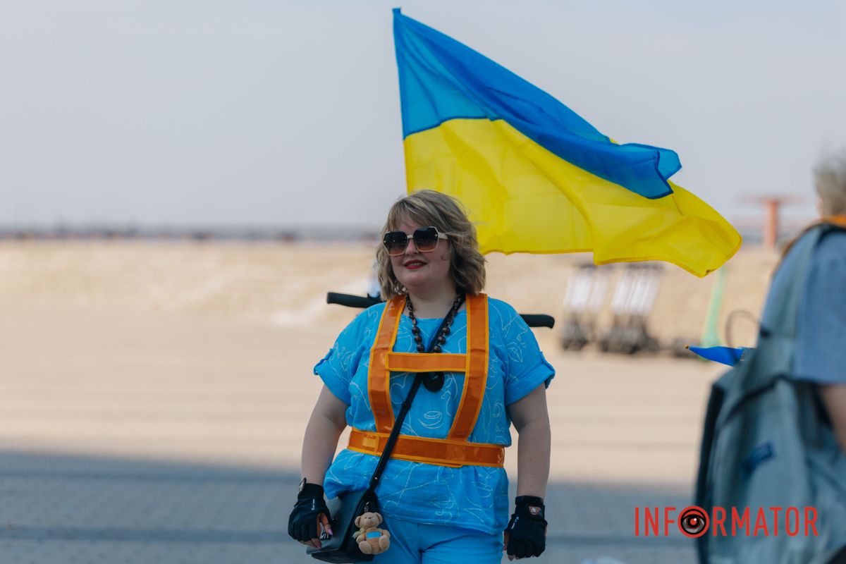 У Дніпрі до Дня прапора проходив автовелопробіг: як це було 36