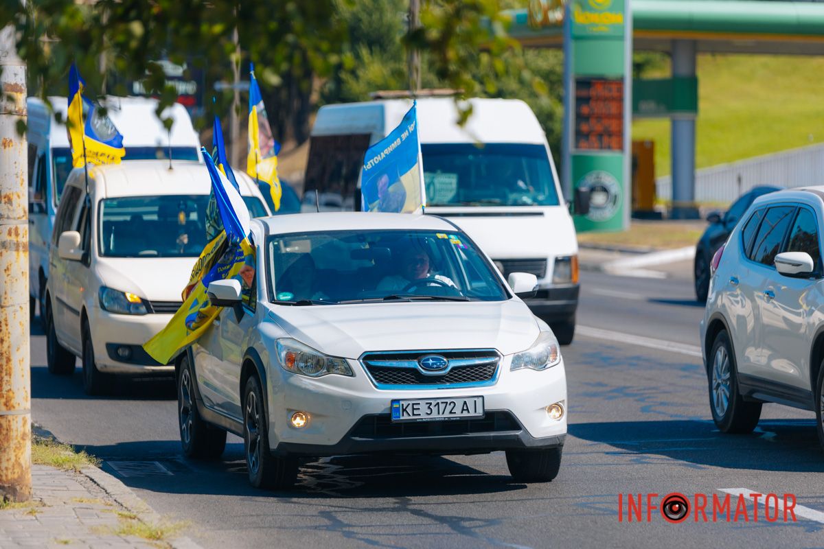 У Дніпрі до Дня прапора проходив автовелопробіг: як це було 40