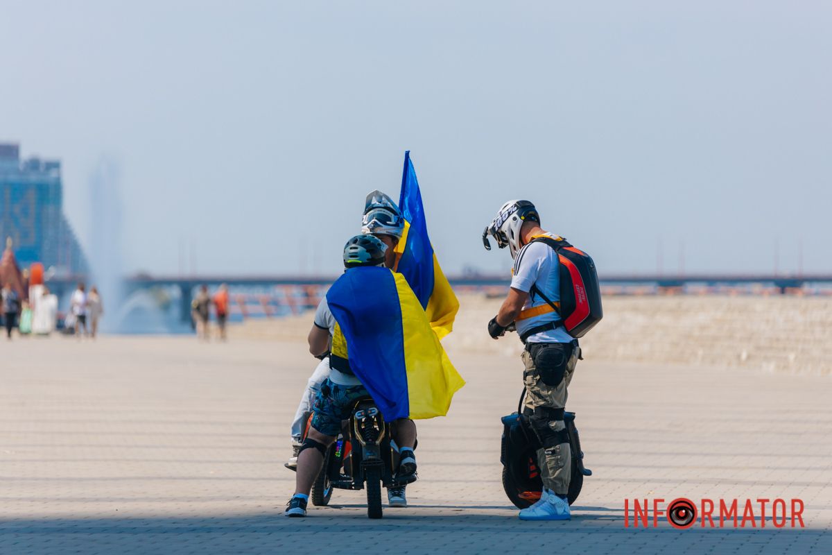 У Дніпрі до Дня прапора проходив автовелопробіг: як це було 39