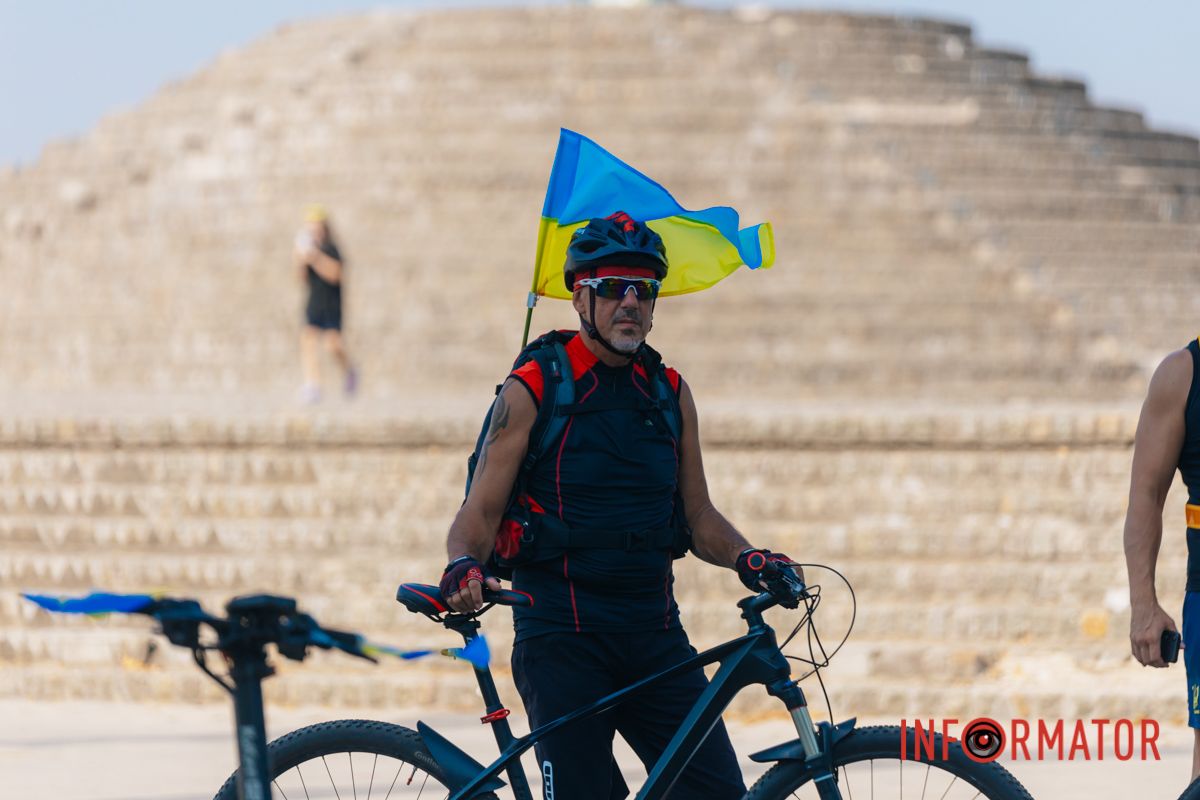 У Дніпрі до Дня прапора проходив автовелопробіг: як це було 42