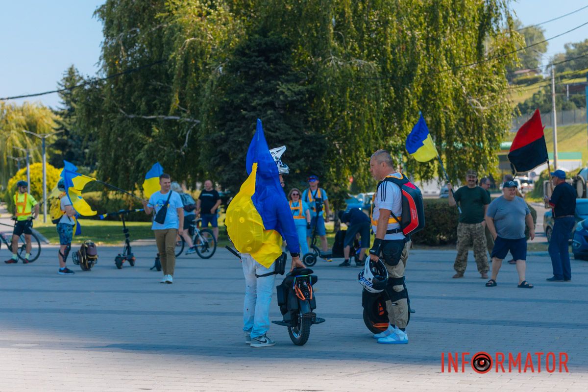 У Дніпрі до Дня прапора проходив автовелопробіг: як це було 43