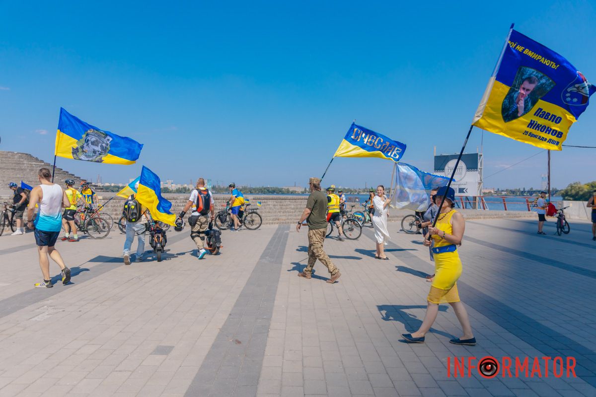 У Дніпрі до Дня прапора проходив автовелопробіг: як це було 45