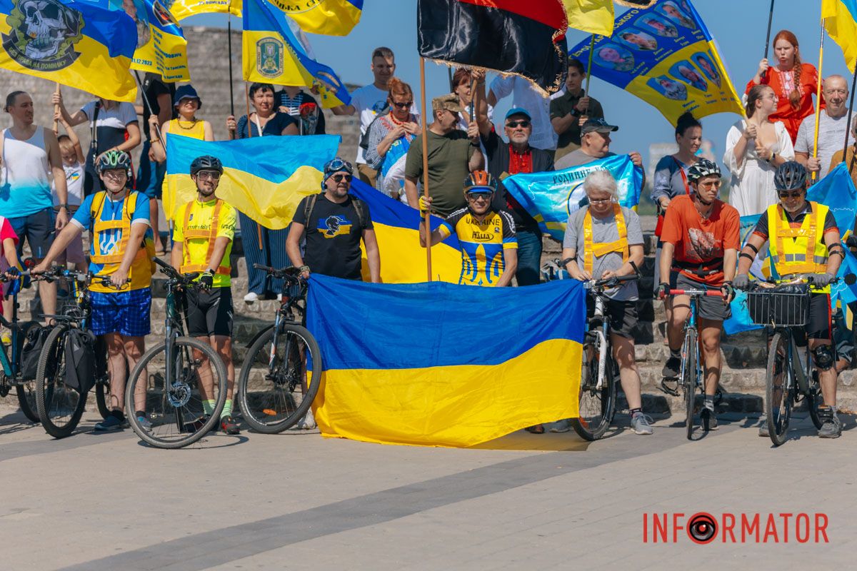 У Дніпрі до Дня прапора проходив автовелопробіг: як це було 47