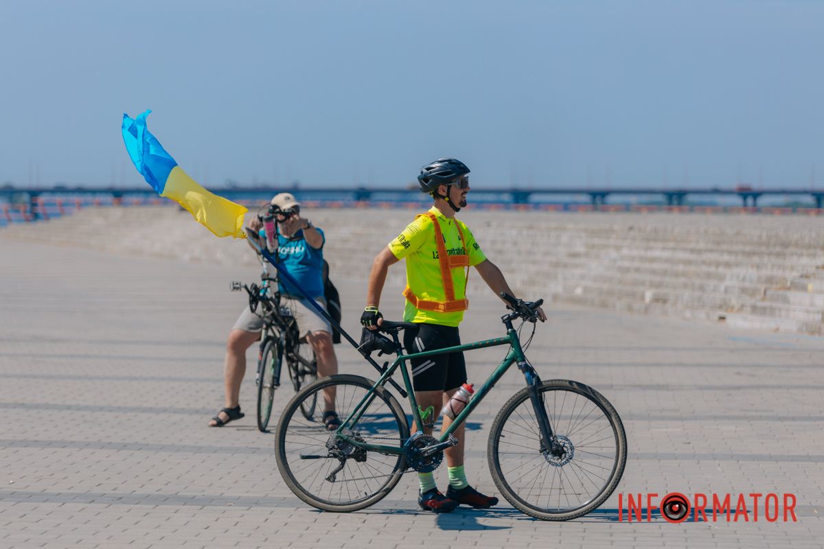 У Дніпрі до Дня прапора проходив автовелопробіг: як це було 50