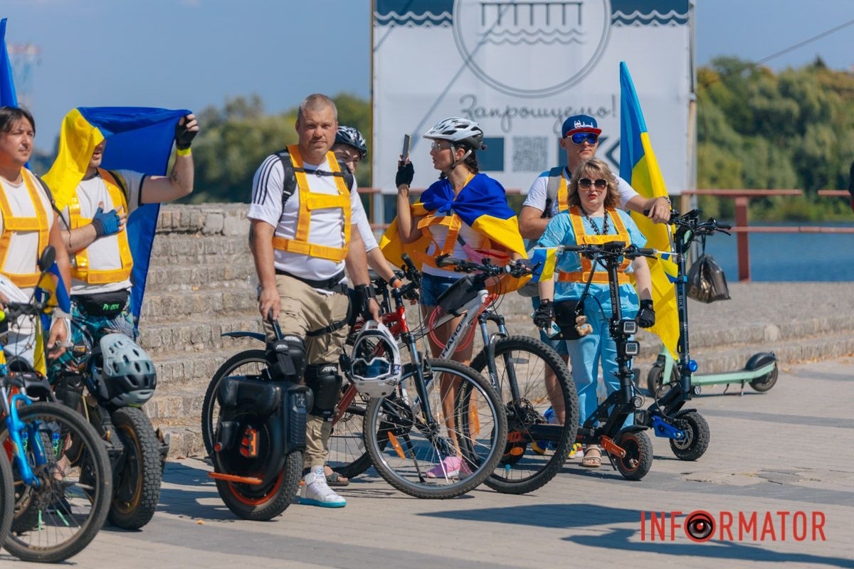 У Дніпрі до Дня прапора проходив автовелопробіг: як це було 52