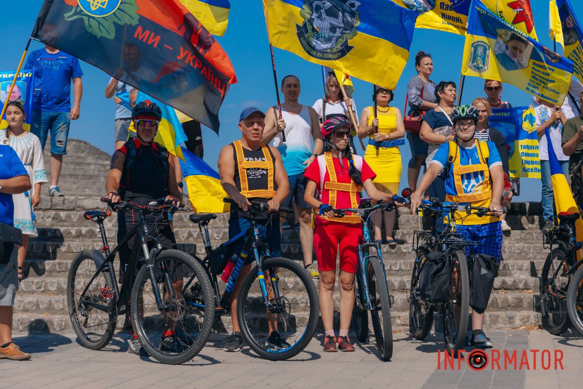 У Дніпрі до Дня прапора проходив автовелопробіг: як це було 53