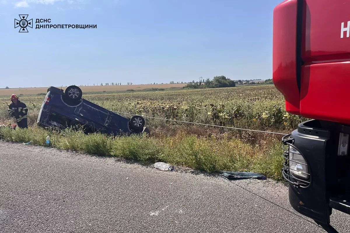 Volkswagen Transporter вылетел в кювет и опрокинулся на крышу