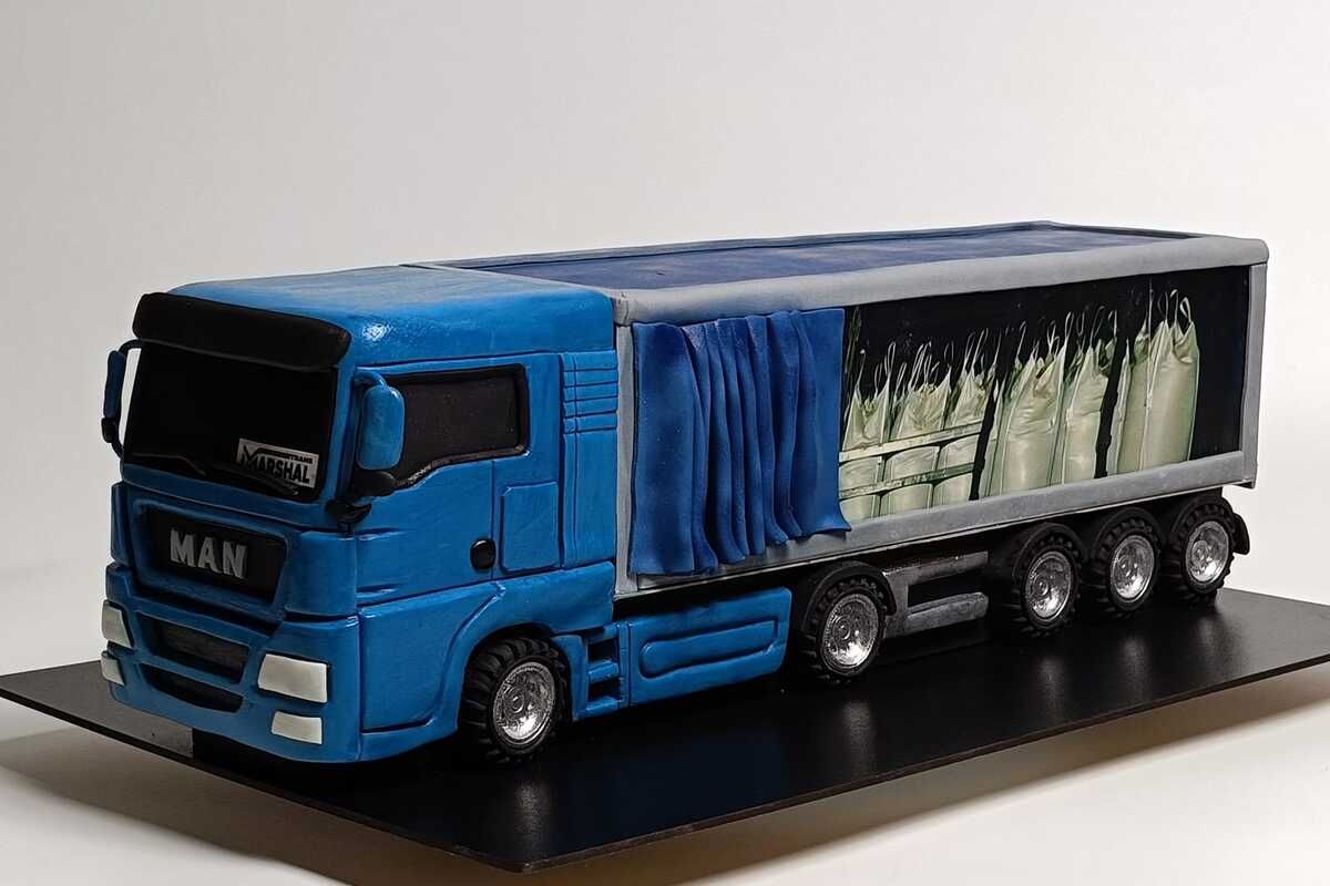 Професійний кондитер з Дніпра продовжує готувати торти незвичайної та цікавої форми