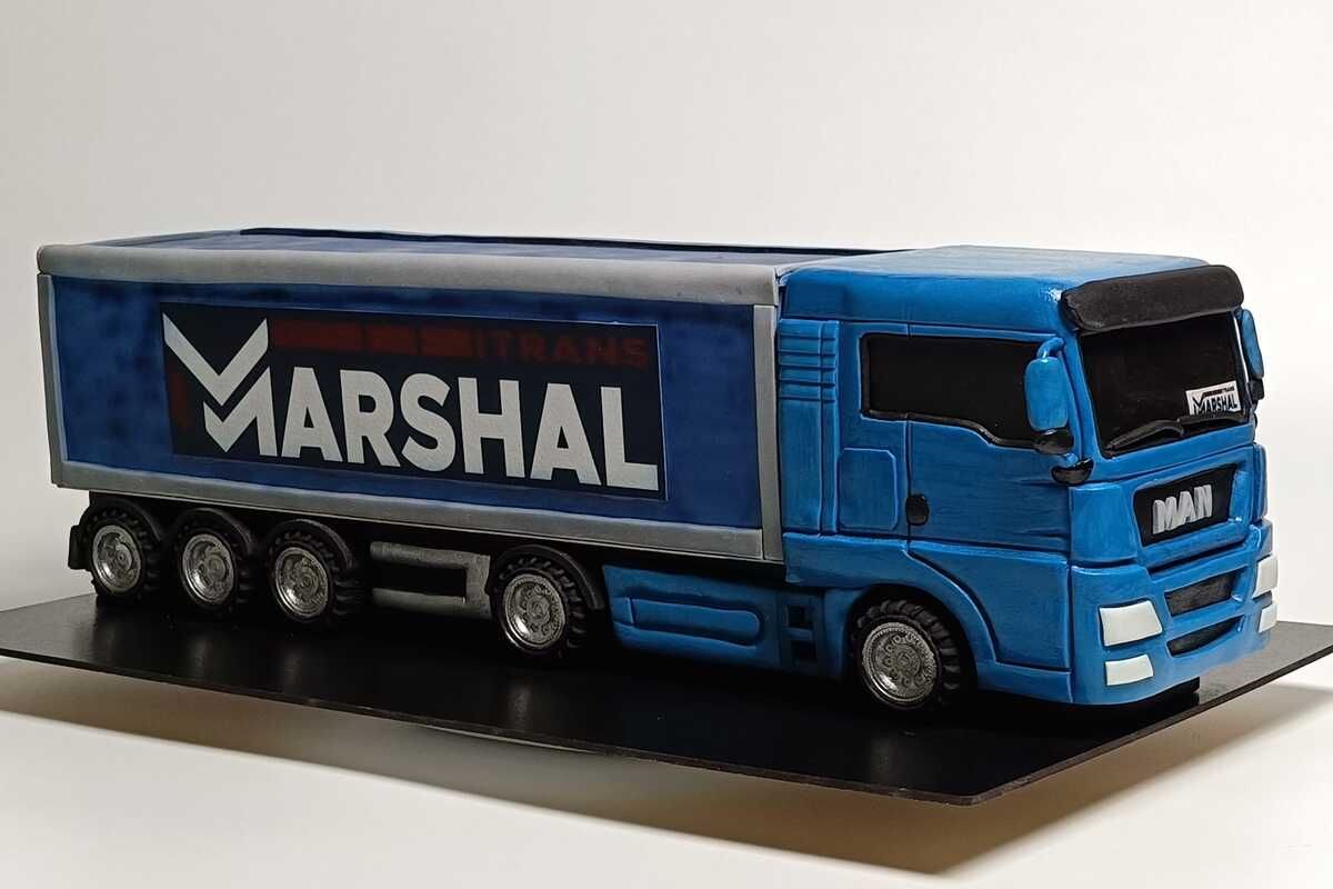 Цього разу з-під його руки з’явився смаколик у вигляді великої вантажівки