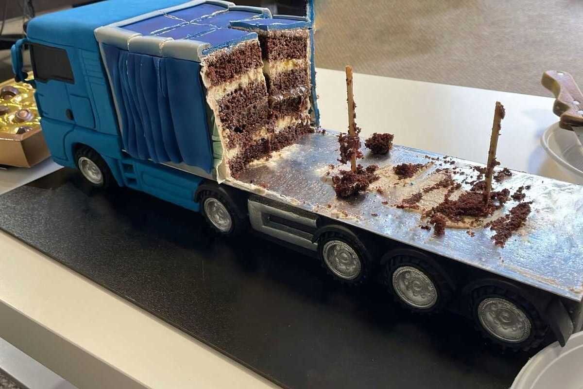 Вантажівці дійсно довелося проїхати довгий шлях до іменинника