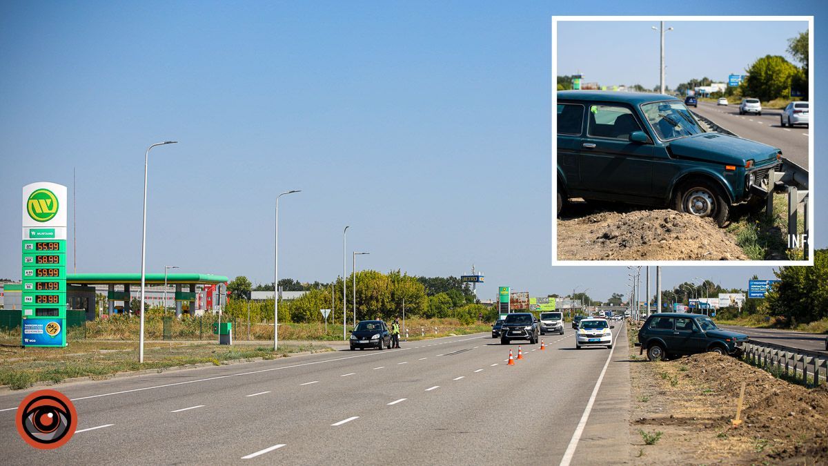 На в'їзді у Дніпро зіштовхнулись Renault та ВАЗ: машина врізалася у відбійник