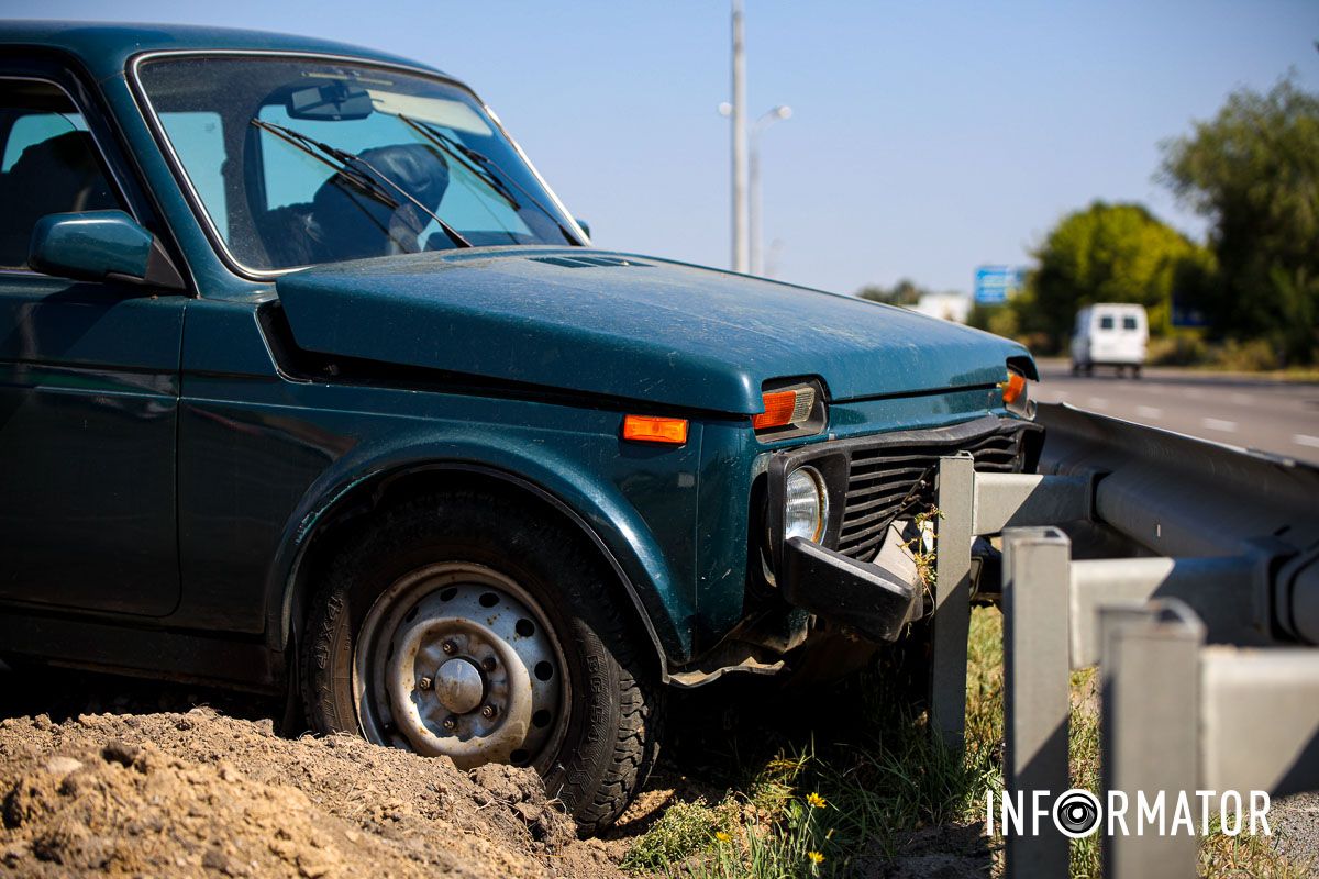 Після зіткнення ВАЗ в'їхав у відбійник Після зіткнення ВАЗ в'їхав у відбійник