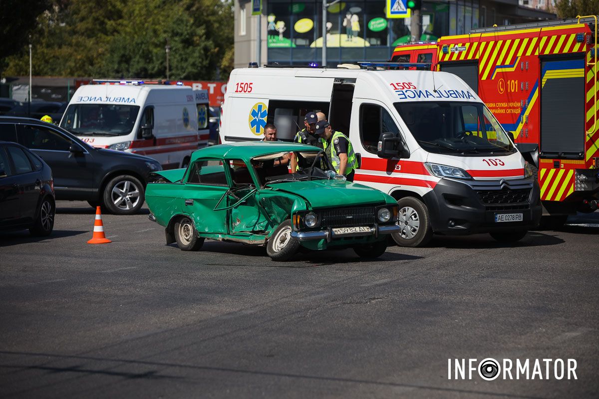 Постраждала жінка: у Дніпрі на Березинській зіштовхнулися Ford та Москвич 1