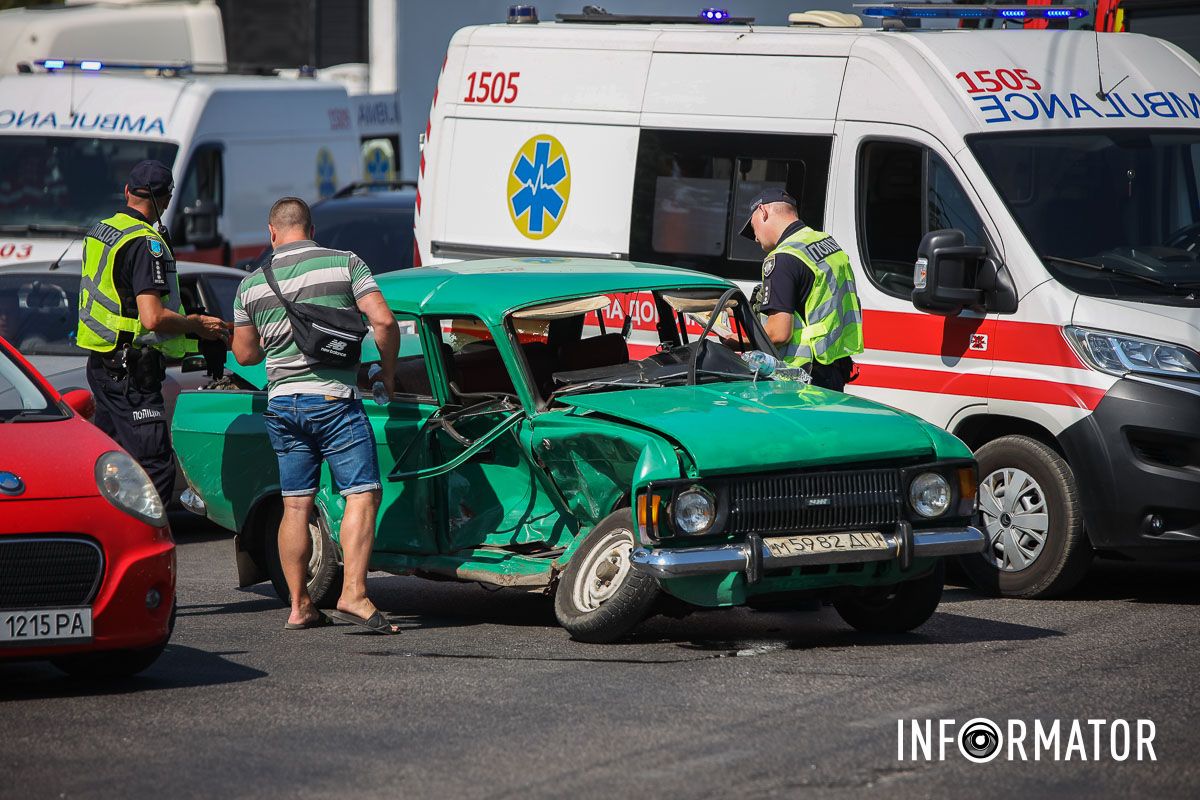 Постраждала жінка: у Дніпрі на Березинській зіштовхнулися Ford та Москвич 2