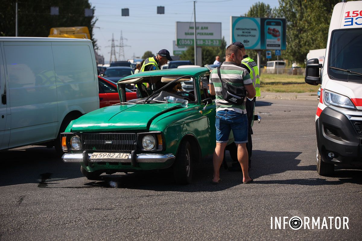 Постраждала жінка: у Дніпрі на Березинській зіштовхнулися Ford та Москвич 3