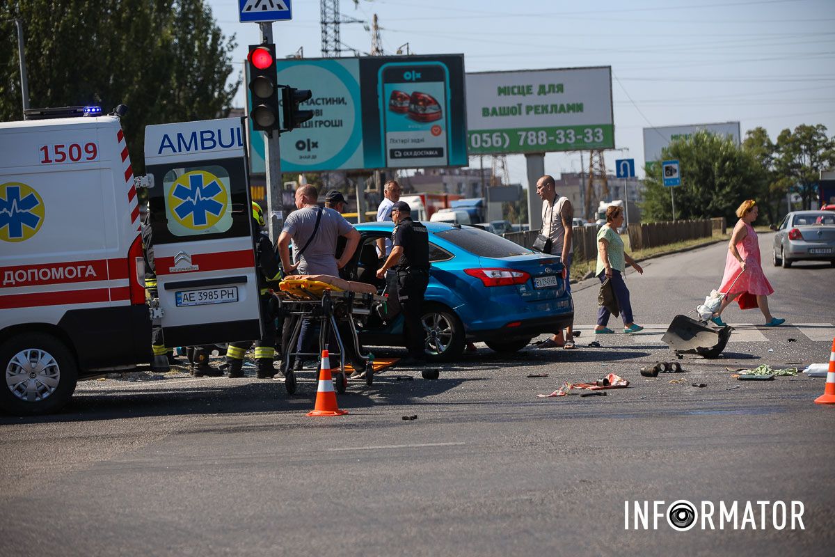 Постраждала жінка: у Дніпрі на Березинській зіштовхнулися Ford та Москвич 8