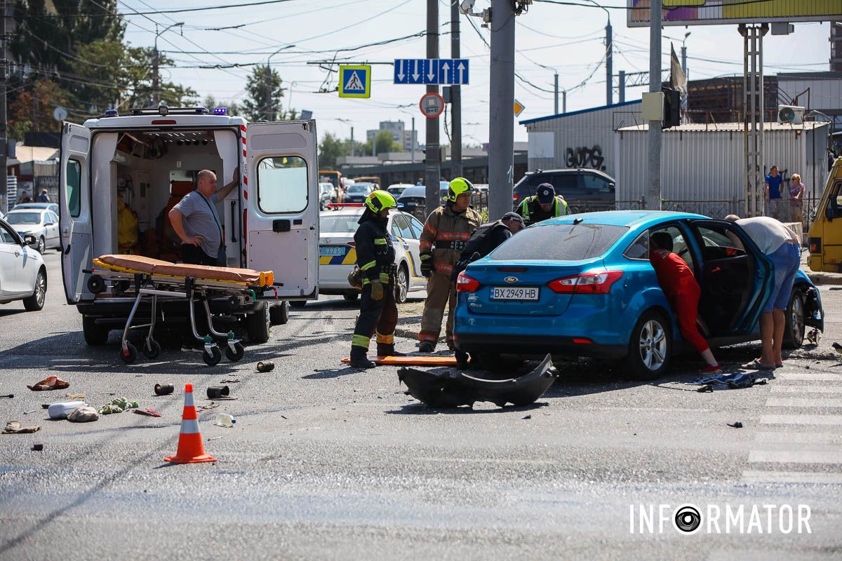 Постраждала жінка: у Дніпрі на Березинській зіштовхнулися Ford та Москвич 6