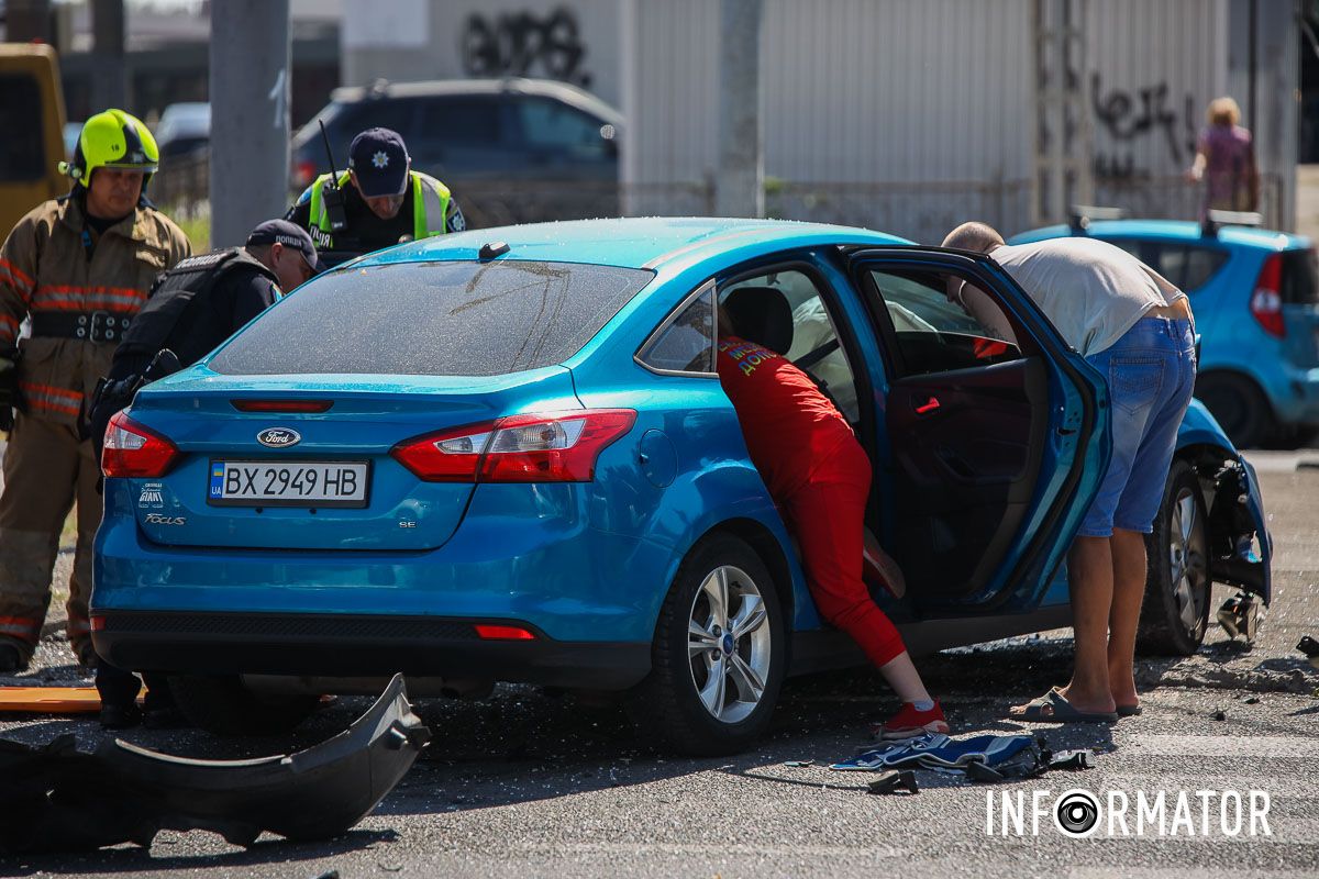 Постраждала жінка: у Дніпрі на Березинській зіштовхнулися Ford та Москвич 5