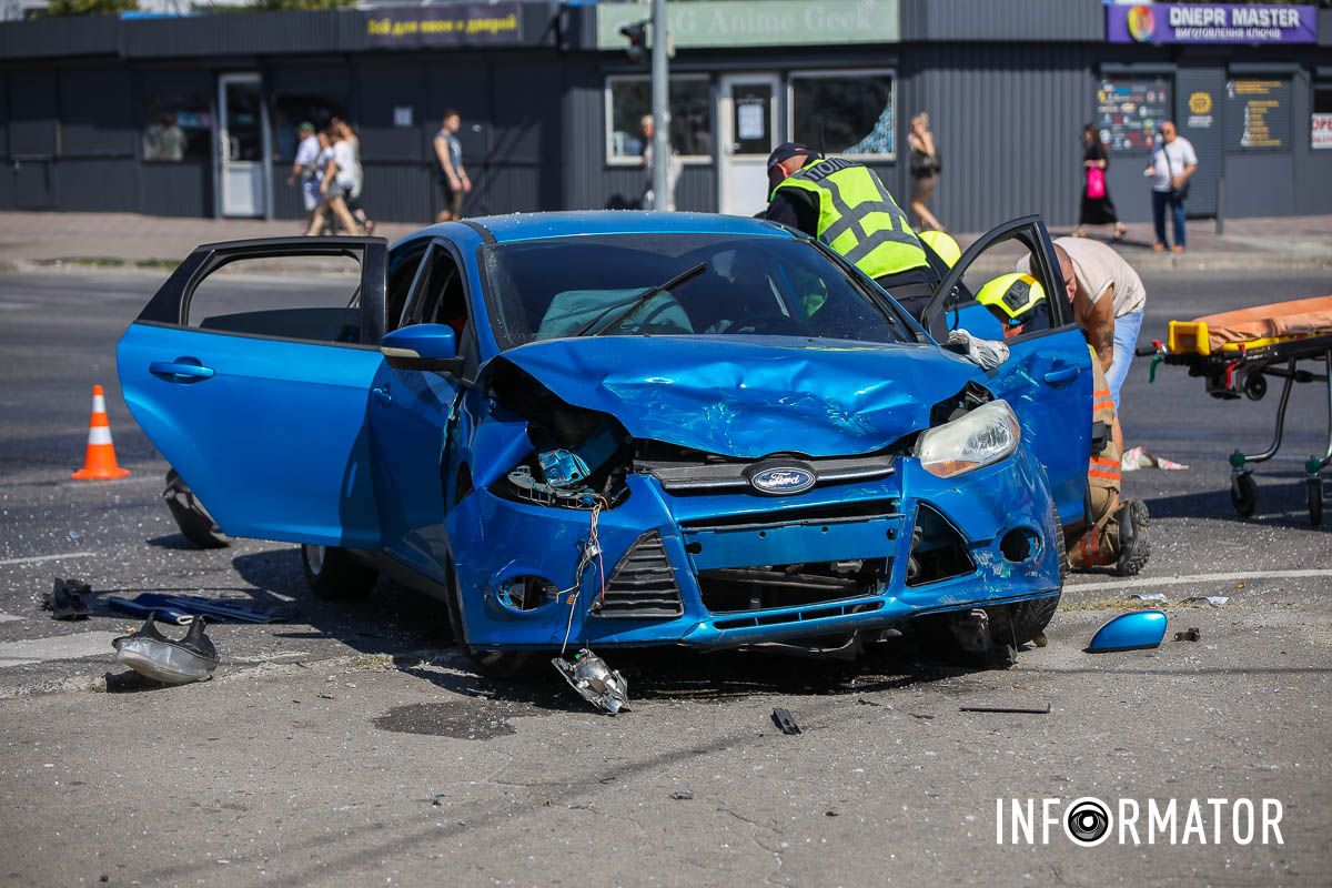 Постраждала жінка: у Дніпрі на Березинській зіштовхнулися Ford та Москвич 9