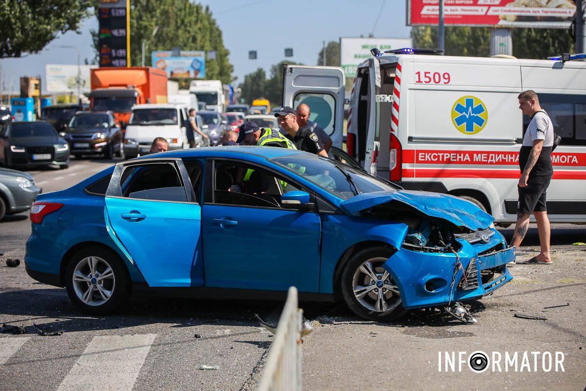 Постраждала жінка: у Дніпрі на Березинській зіштовхнулися Ford та Москвич 10